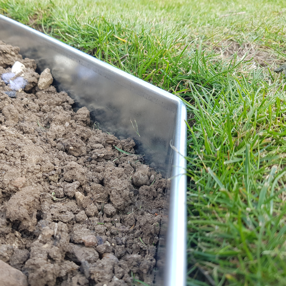 Metall Rasenkanten als Beeteinfassung mit Ecke