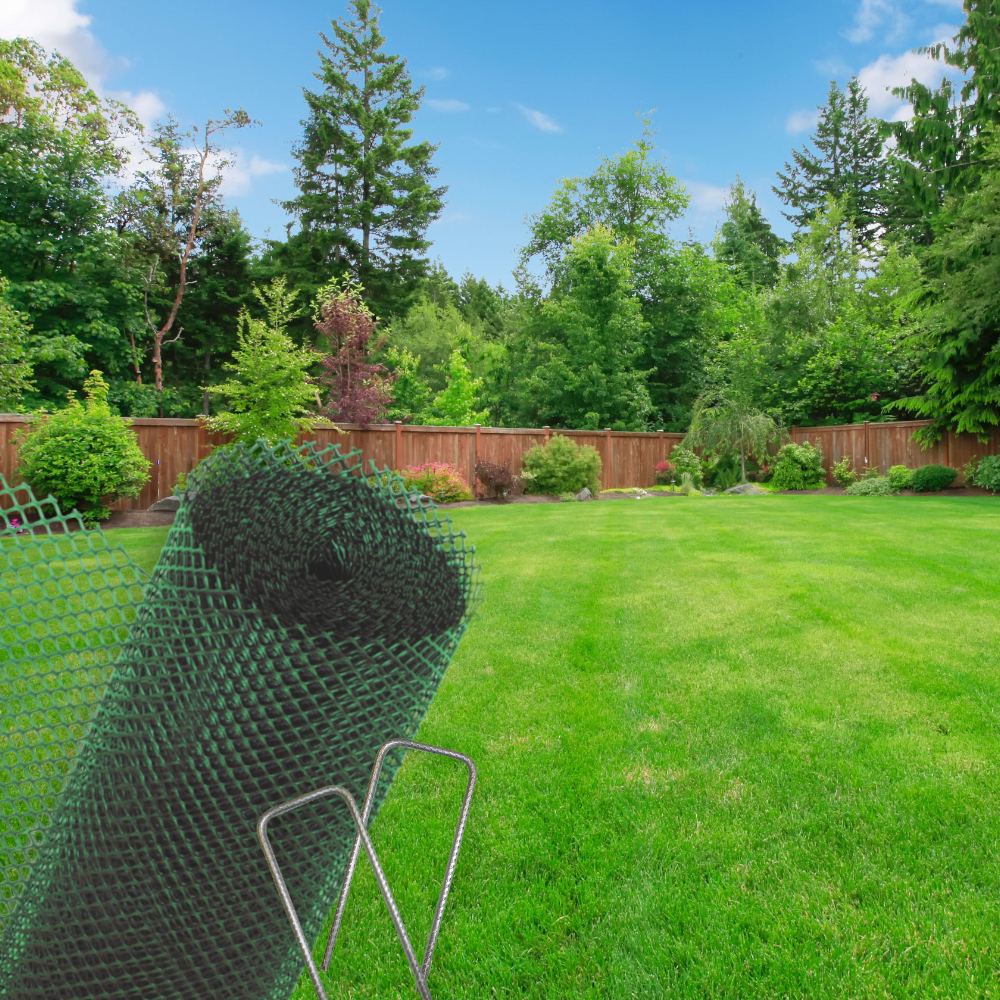TurfProtecta Rasenschutzgitter mit Pins vor Wiese