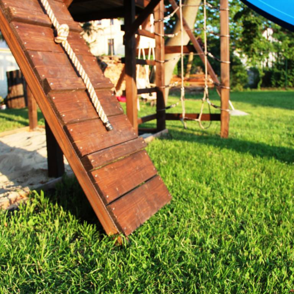 Fallschutzmatte im verwachsenen Zustand unter Klettergerät