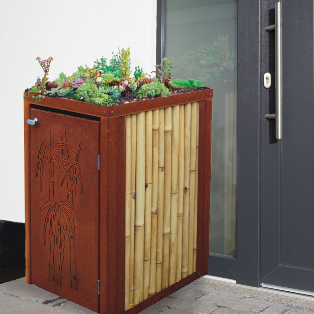 Rostbraune Mülltonnenbox mit Motivtür, Seiten aus Bambus und Dach bepflanzt.