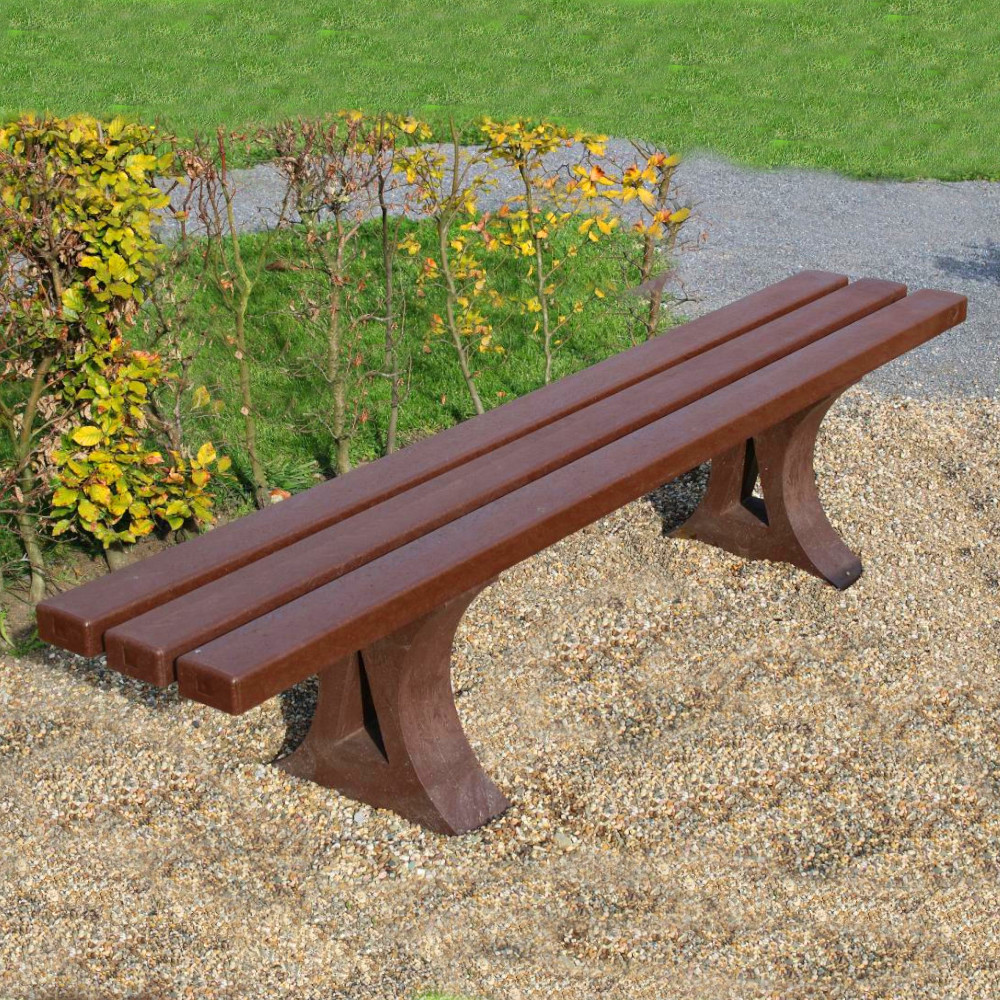 hanit® Kunststoffbank CANETTI braun auf Kiesfläche umgeben von Rasen