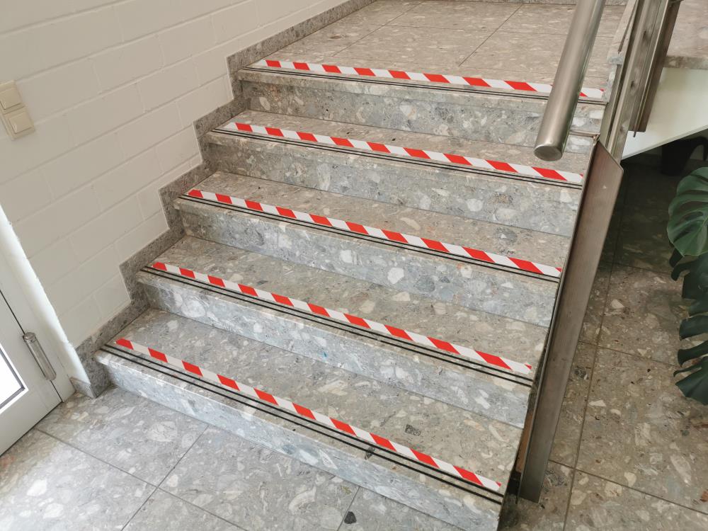 TerraGala Selbstklebende Bodenmarkierung Treppen mit Markierungsstreifen in rot-weiß.