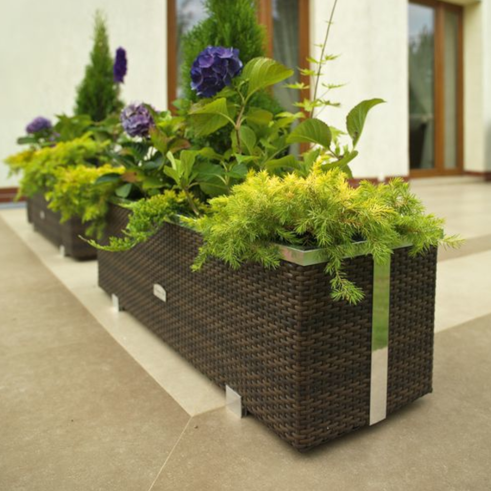 Seitenansicht des Pflanzkübels mit Schutzelementen aus Metall