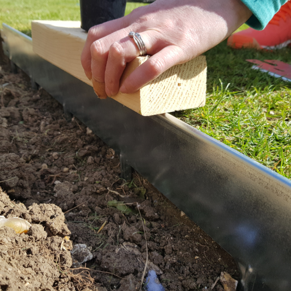 Metall Rasenkanten mit abgerundetem Oberkantenschutz