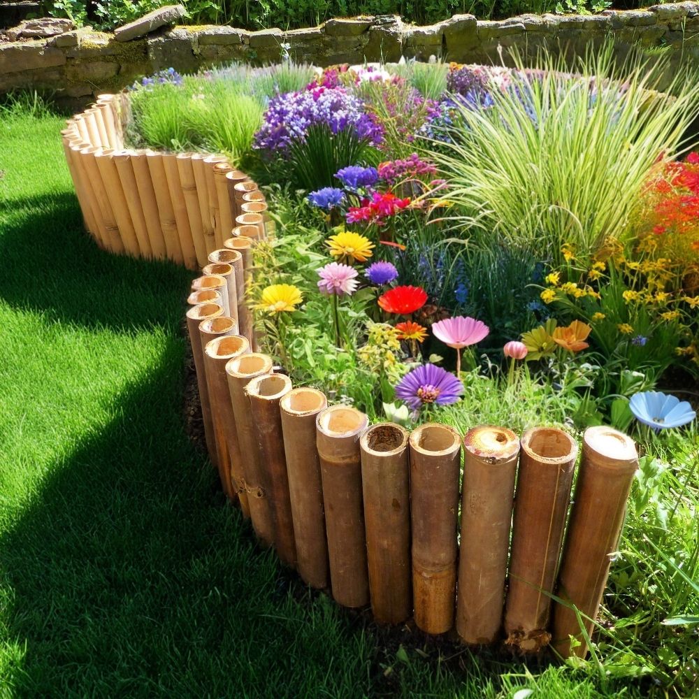 Beeteinfassung mit bunten Blumenbeet