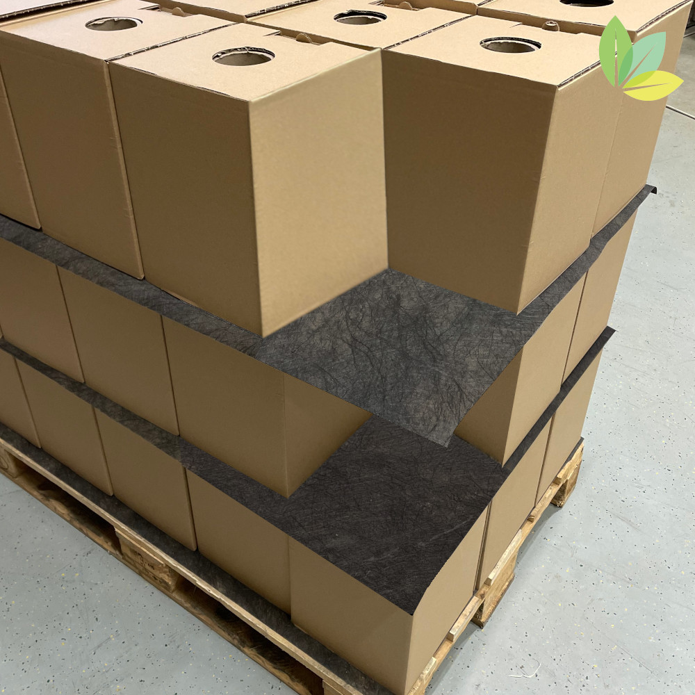 Palettenvlies zwischen gestapelten Kartons