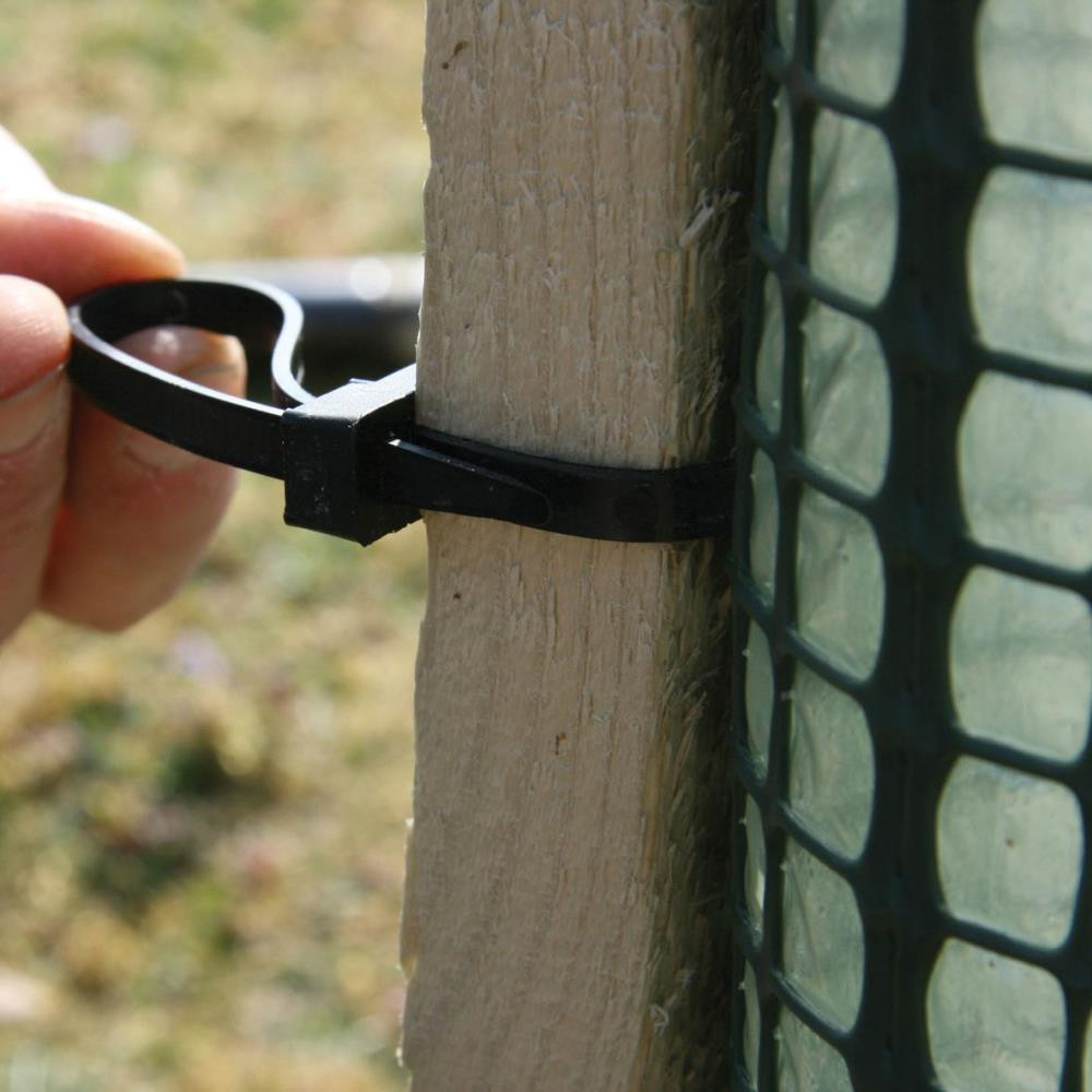 Hartholzpfähle mit Kabelbindern befestigt