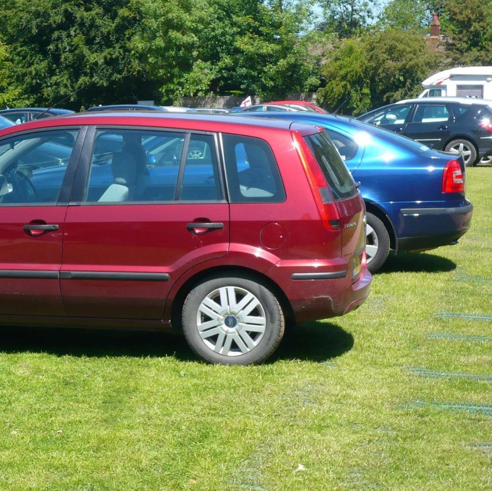 Befahrbarer Rasenparkplatz