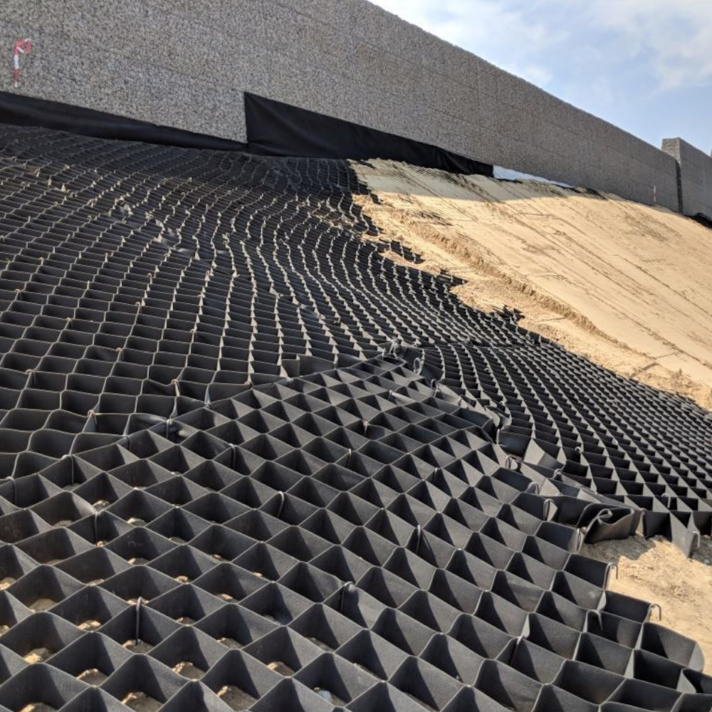 Aufgspannte Geozellen am Hang