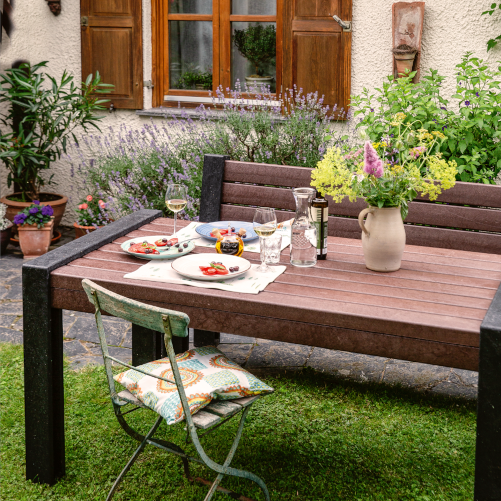 Hyde Park Set mit gedecktem Tisch im Garten