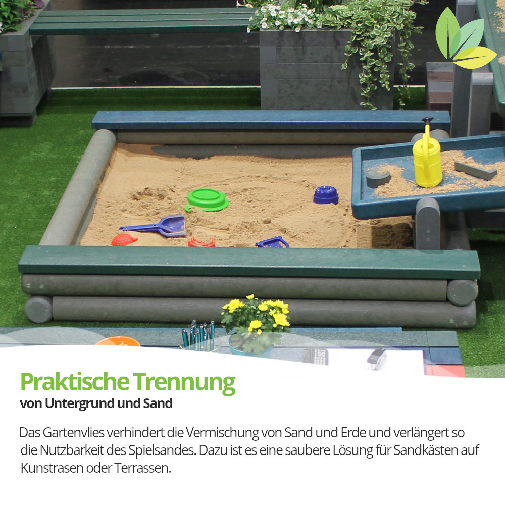 Bunter Sandkasten mit buntem Spielzeug