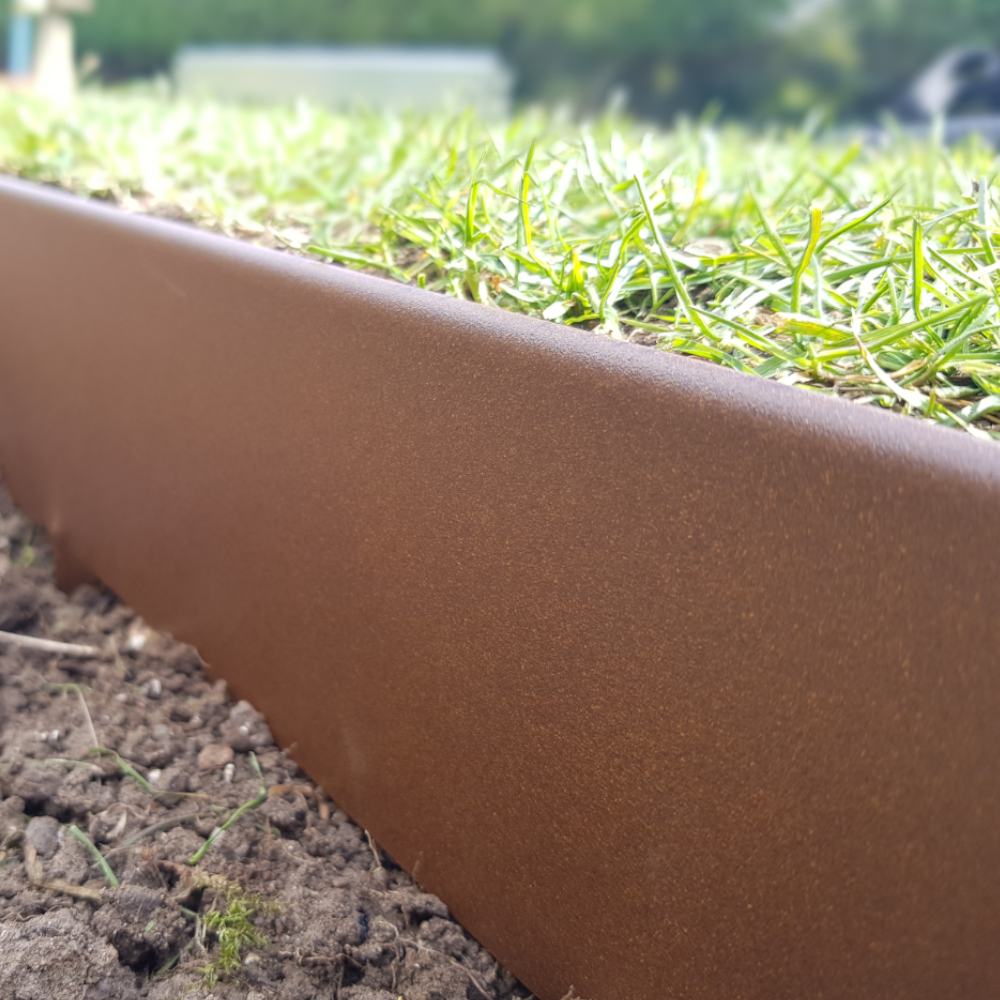 Hochwertige Metall Rasenkante mit rostbrauner Farbe