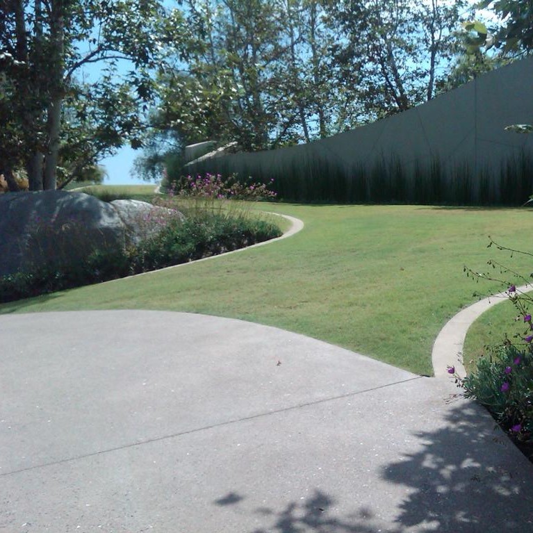 Rasen komplett durch Rasengitter gewachsen