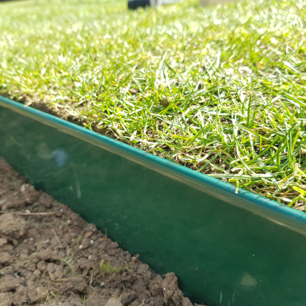 Metall Rasenkante mit moos-grüner Farbe