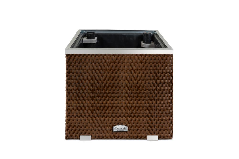 Brauner Pflanzkübel in Rattanoptik mit lila Blumen bepflanzt