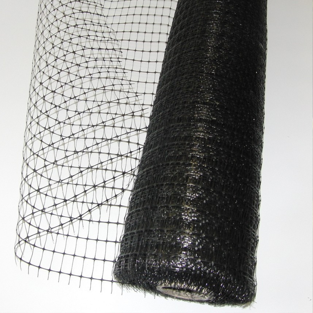 ein schwarzes Schutznetz aus Kunststoff liegt als Rolle da und ist leicht ausgerollt