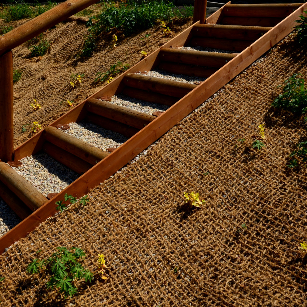 Parkgestaltung mit der Erosionsschutzmatte, am Hang neben Treppe vorher
