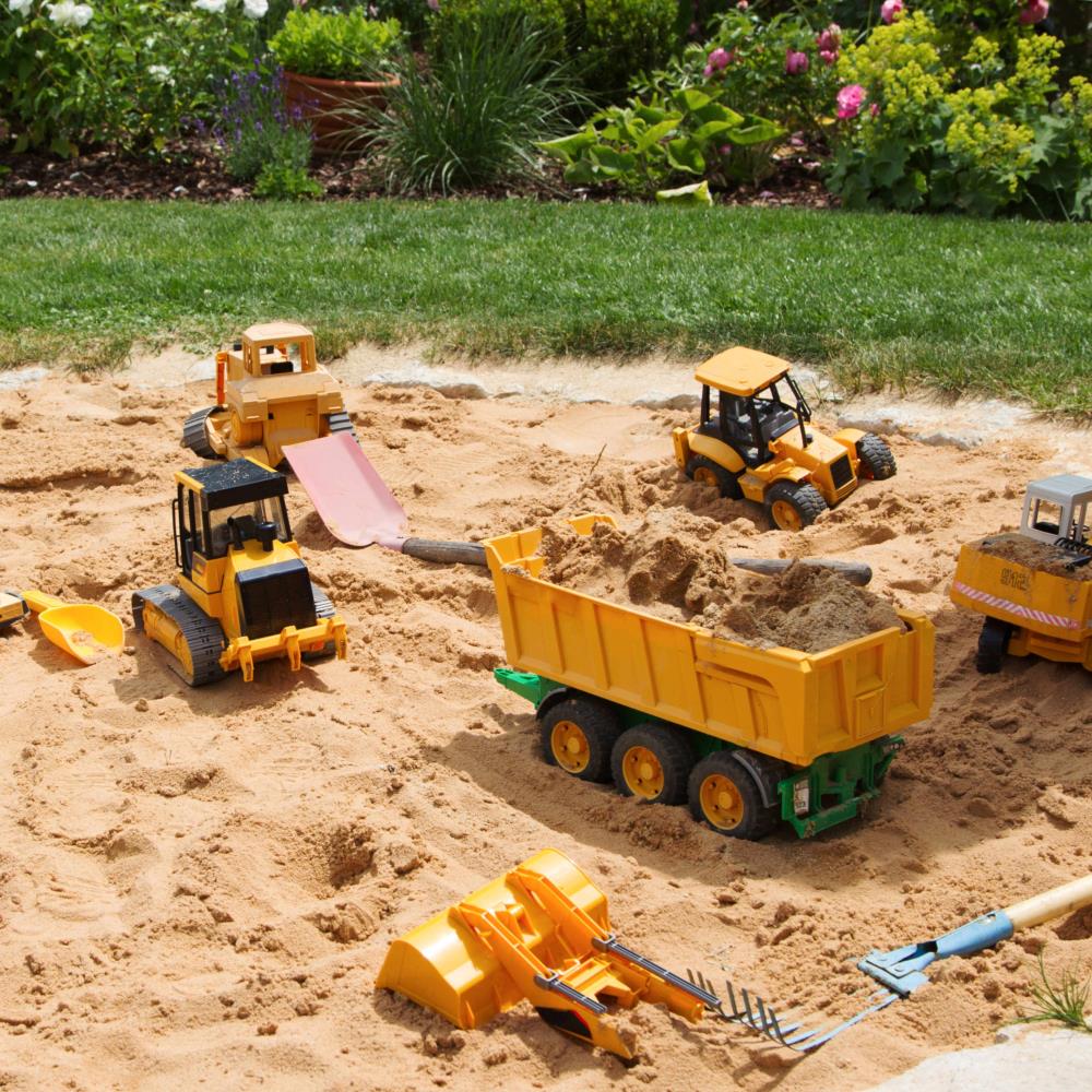 Sandkasten mit Spielzeug