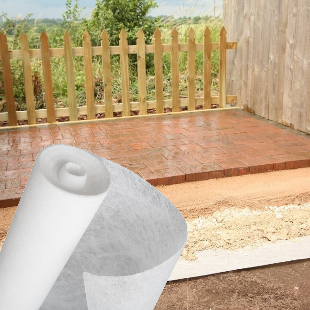 weiße Vliesrolle vor Terrasse mit hellem Holzzaun