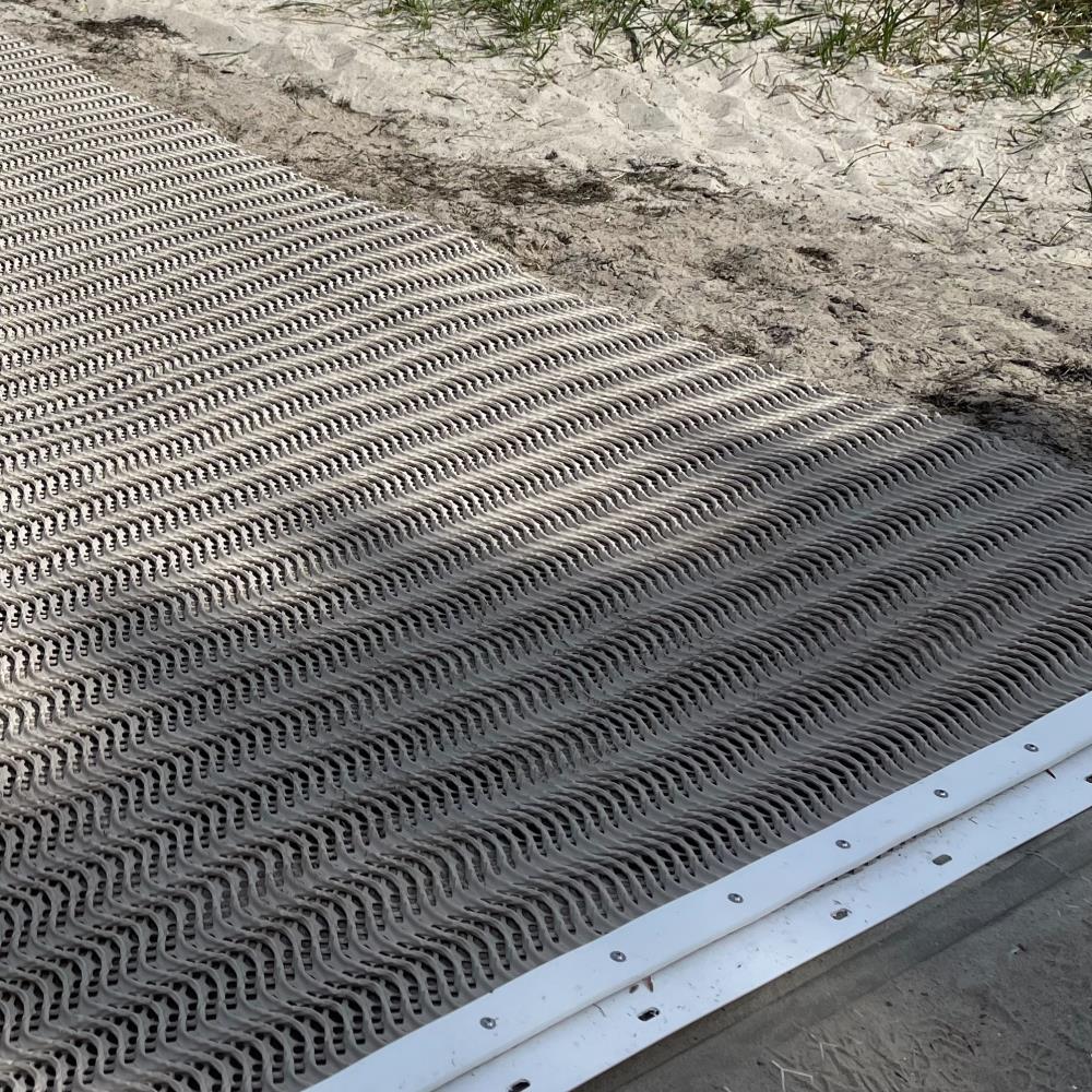 Im Sand als Schlussprofil zur Befestigung