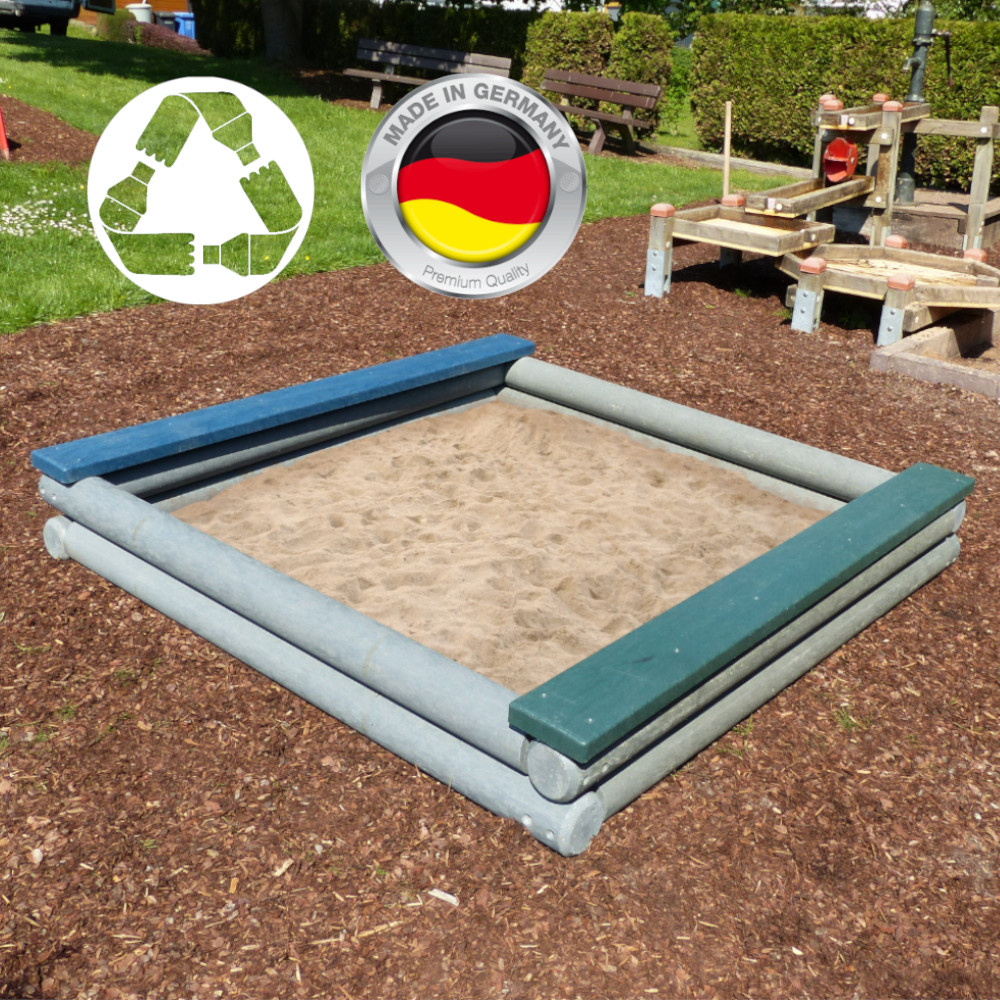 Sandkasten Dahna mit blau-grünen Sitzflächen