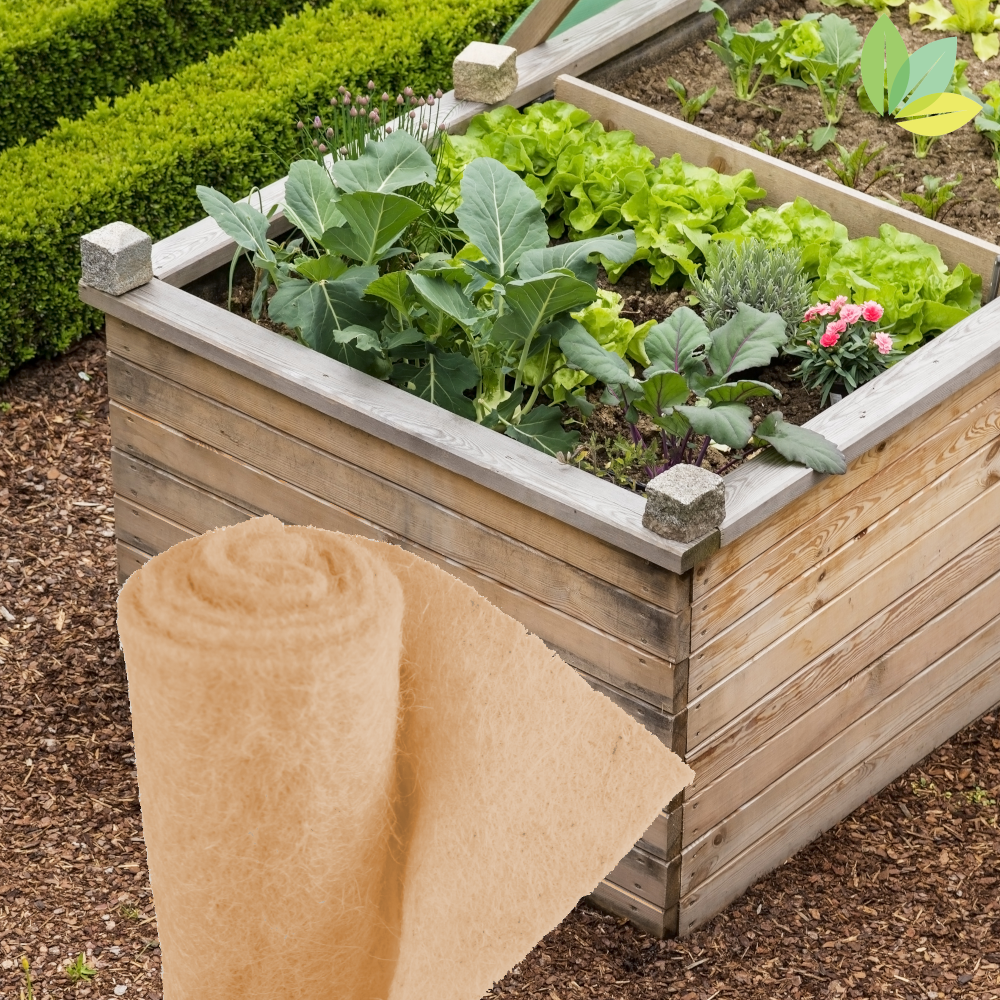 Hochbeetvlies auf Jute vor einem Holzhochbeet