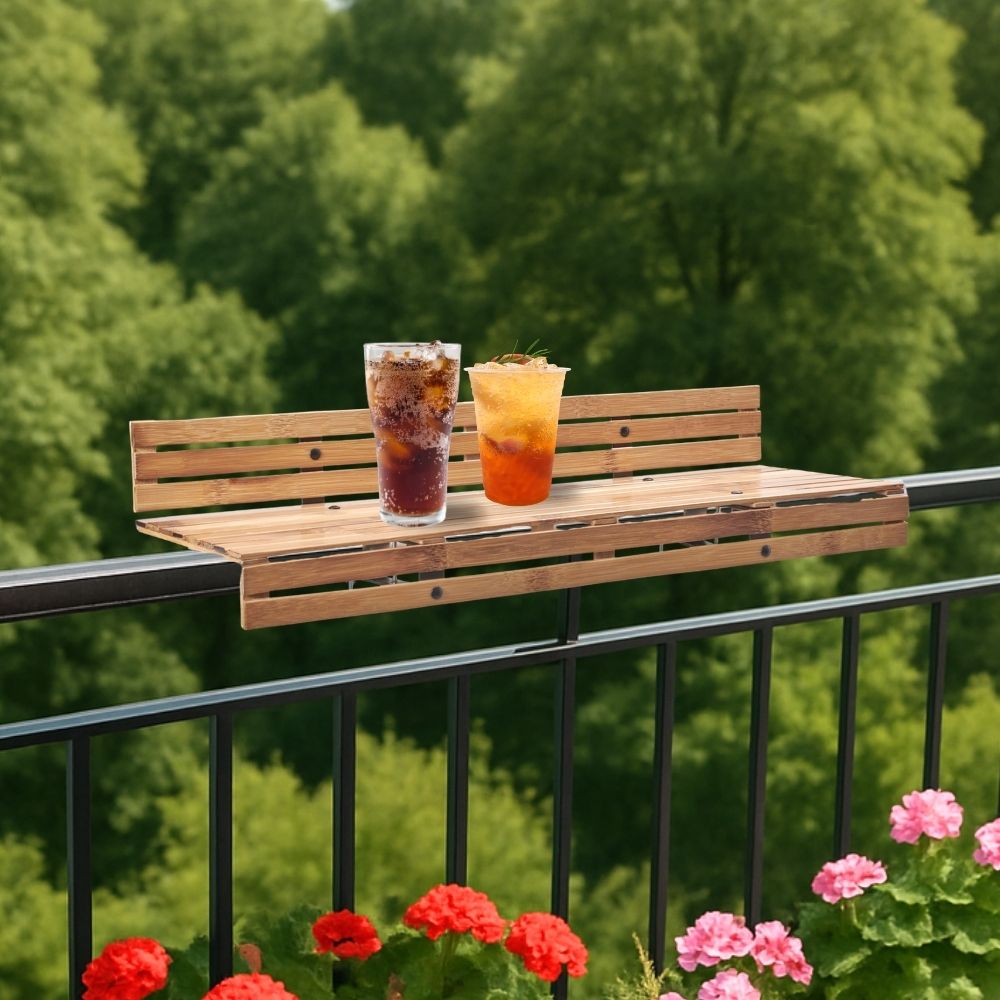 Balkonbar aus Bambus mit zwei Erfrischungsgetränken