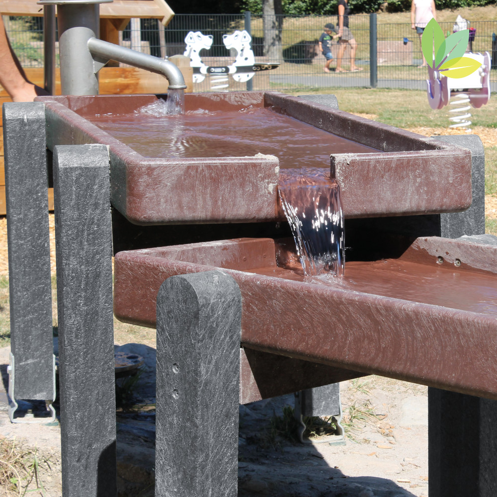 Matschtisch - verschiedene Plattformen absteigend auf Pfosten mit Wasser bepumpt