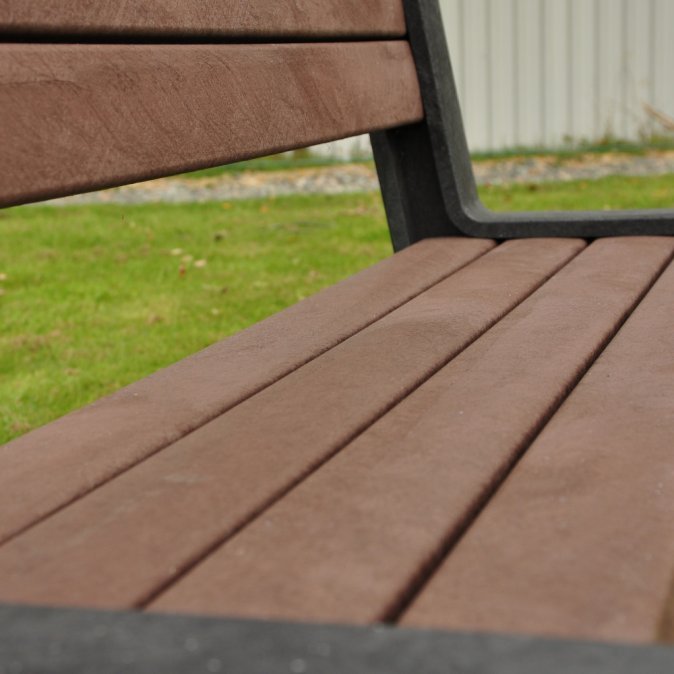 Nahaufnahme der Gartenbank aus Recyclingkunststoff