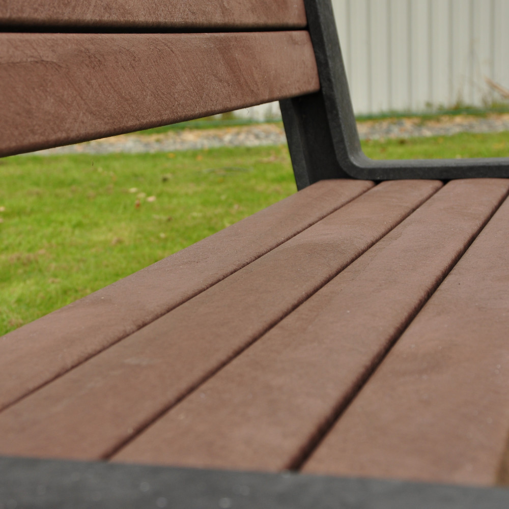 Nahaufnahme der Gartenbank aus Recyclingkunststoff