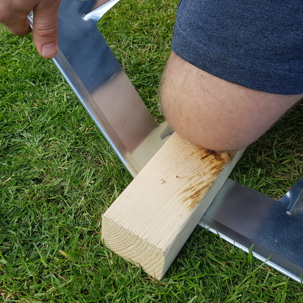 Metall Rasenkanten werden einfach in gewünschte Form gebogen