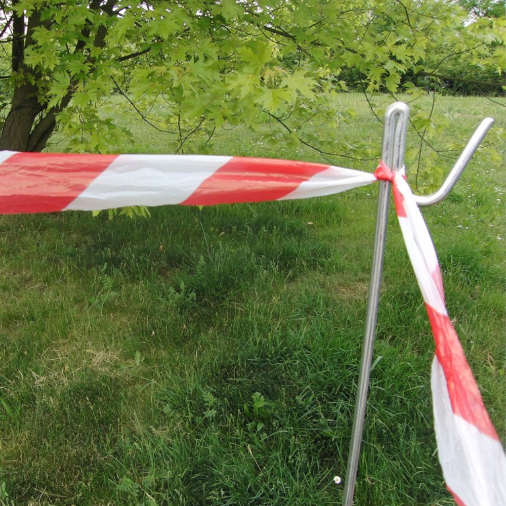 rot / weißes Absperrband an Stahlstange gebunden für Absperrung