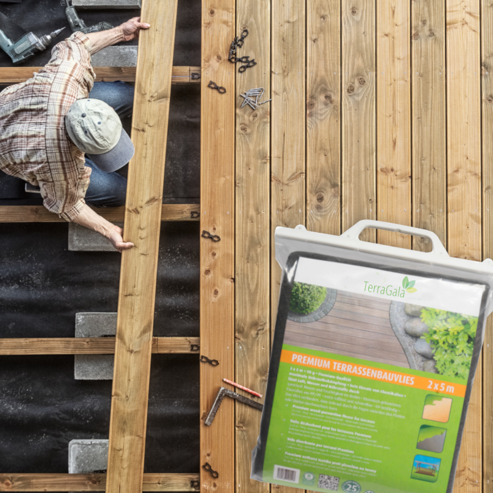 Mann beim Bau einer Terrasse mit Terrassenbauvlies in Tüte im Vordergrund