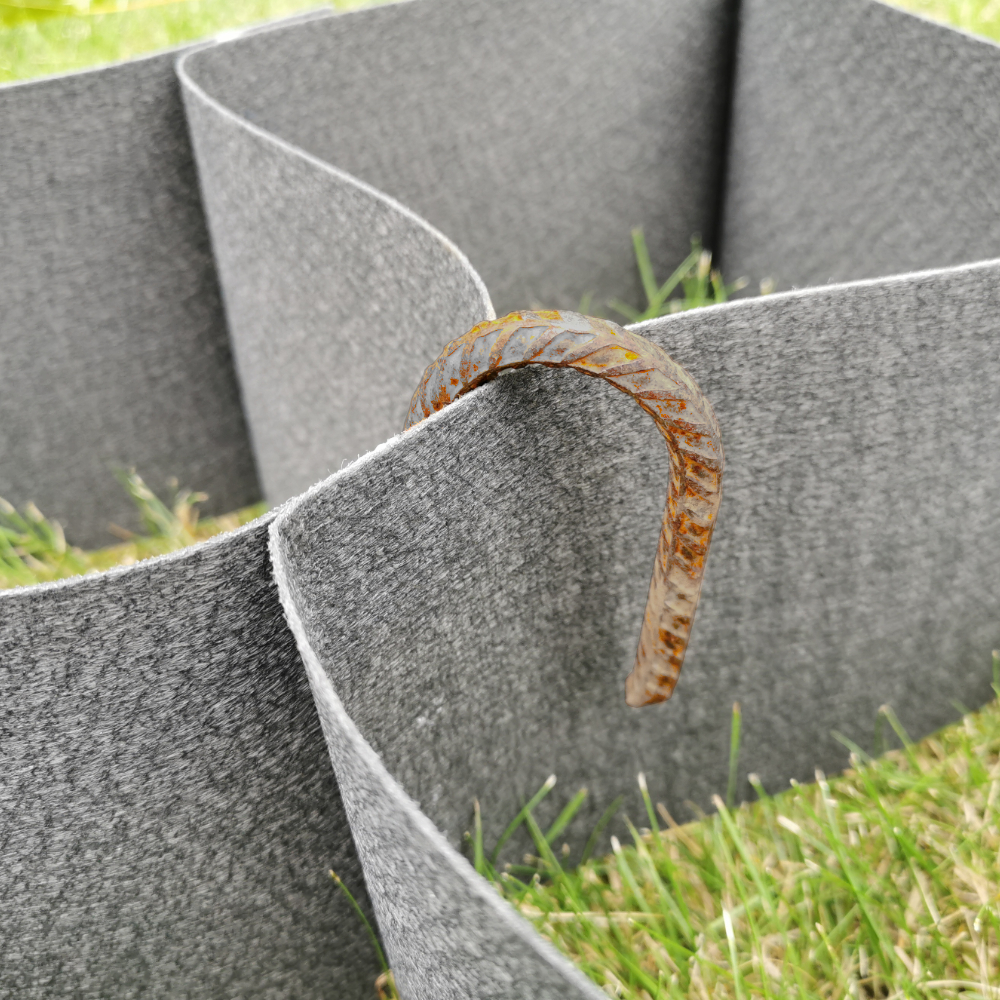 Befestigung von TERRAM Geozellen mit dem Pin