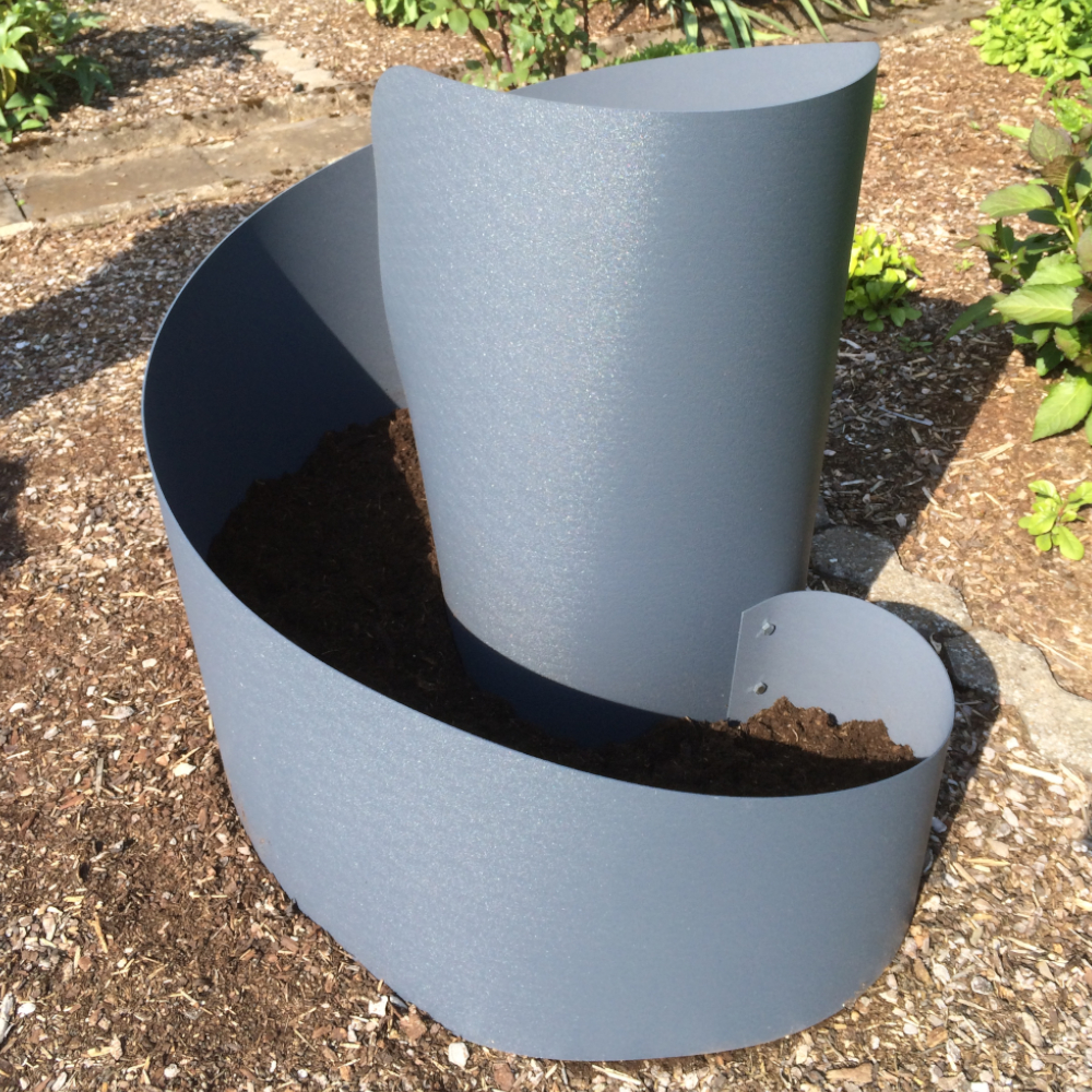 Kräuterspirale befüllt mit Erde