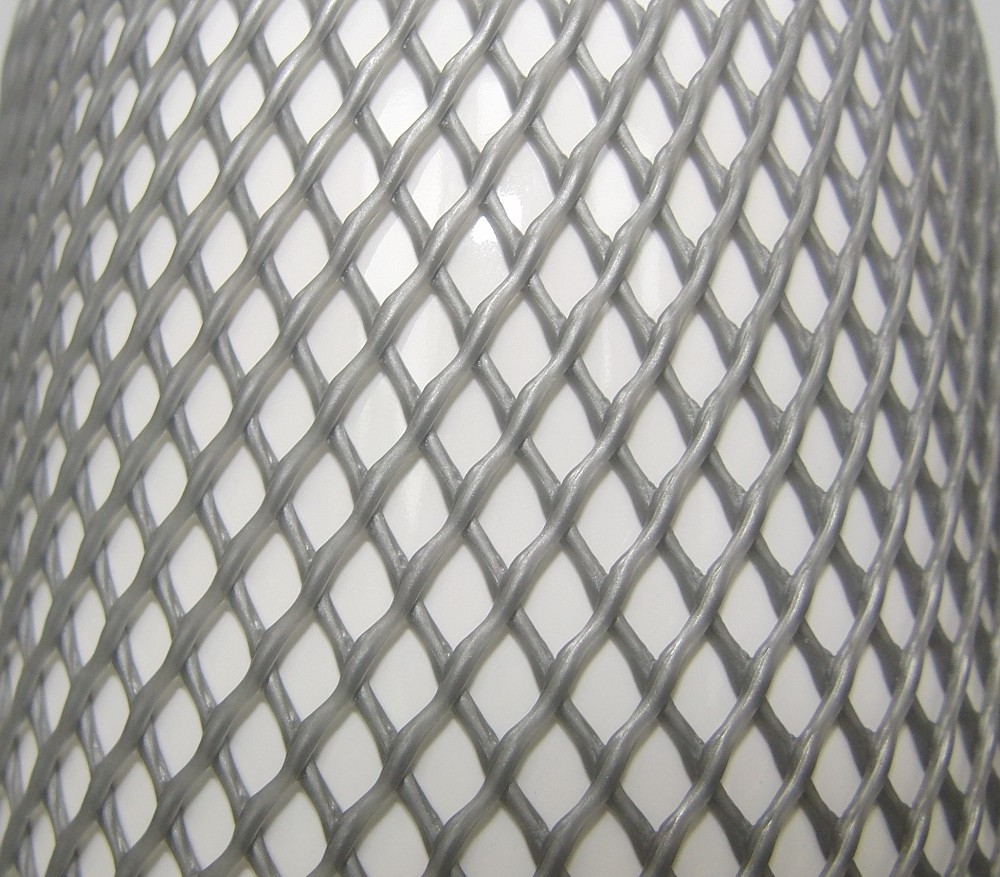 Netzschutzschlauch grau auf weissem Gegenstand