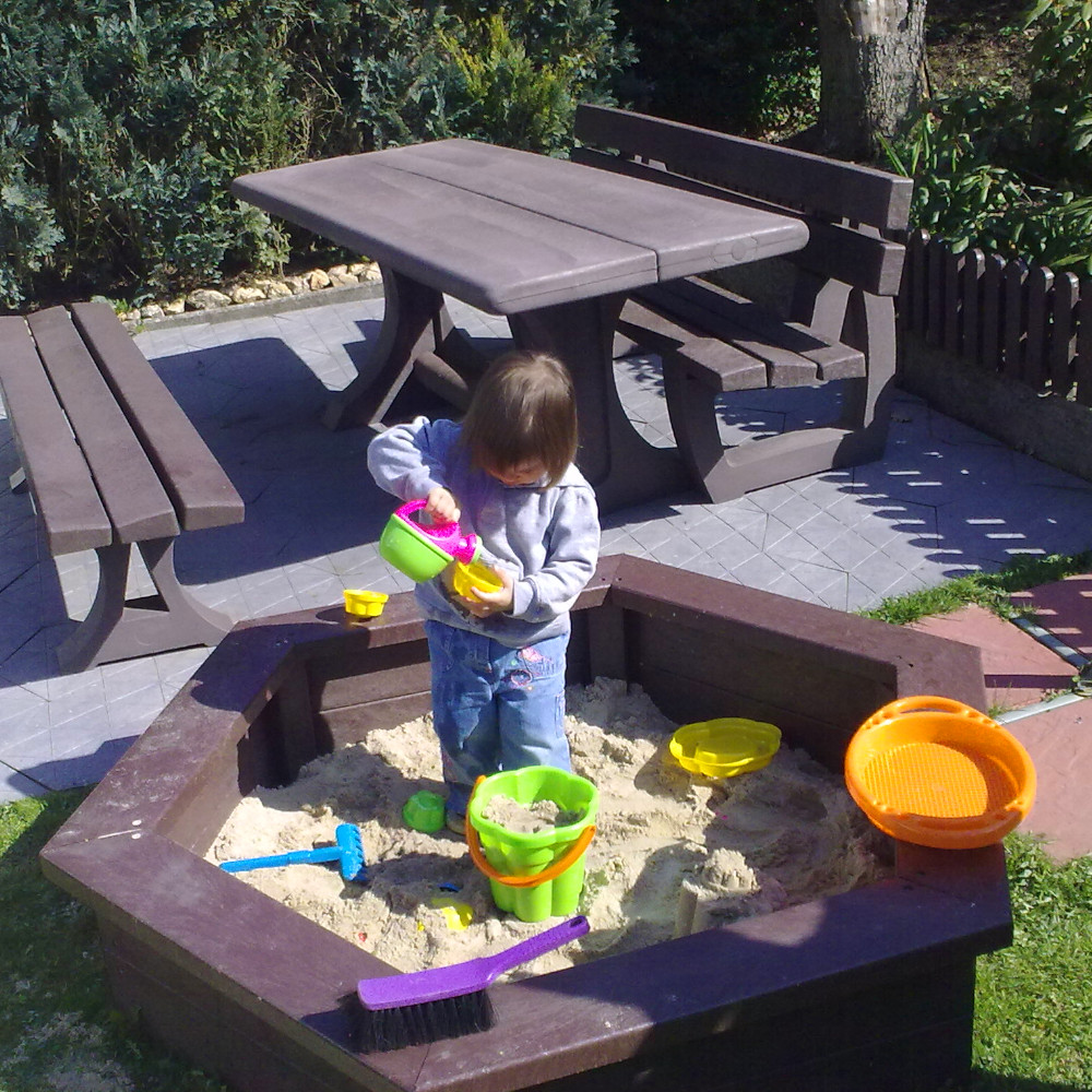 Spielparadies für Kinder: Sandkasten aus Recyclingkunststoff
