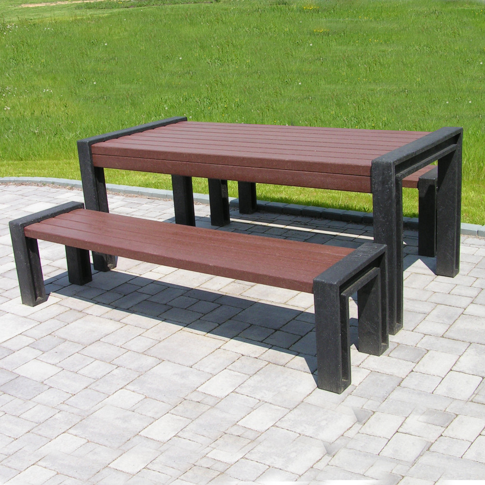 grau braune Sitzgruppe 1 Tisch und 2 Bänke vor Wiese