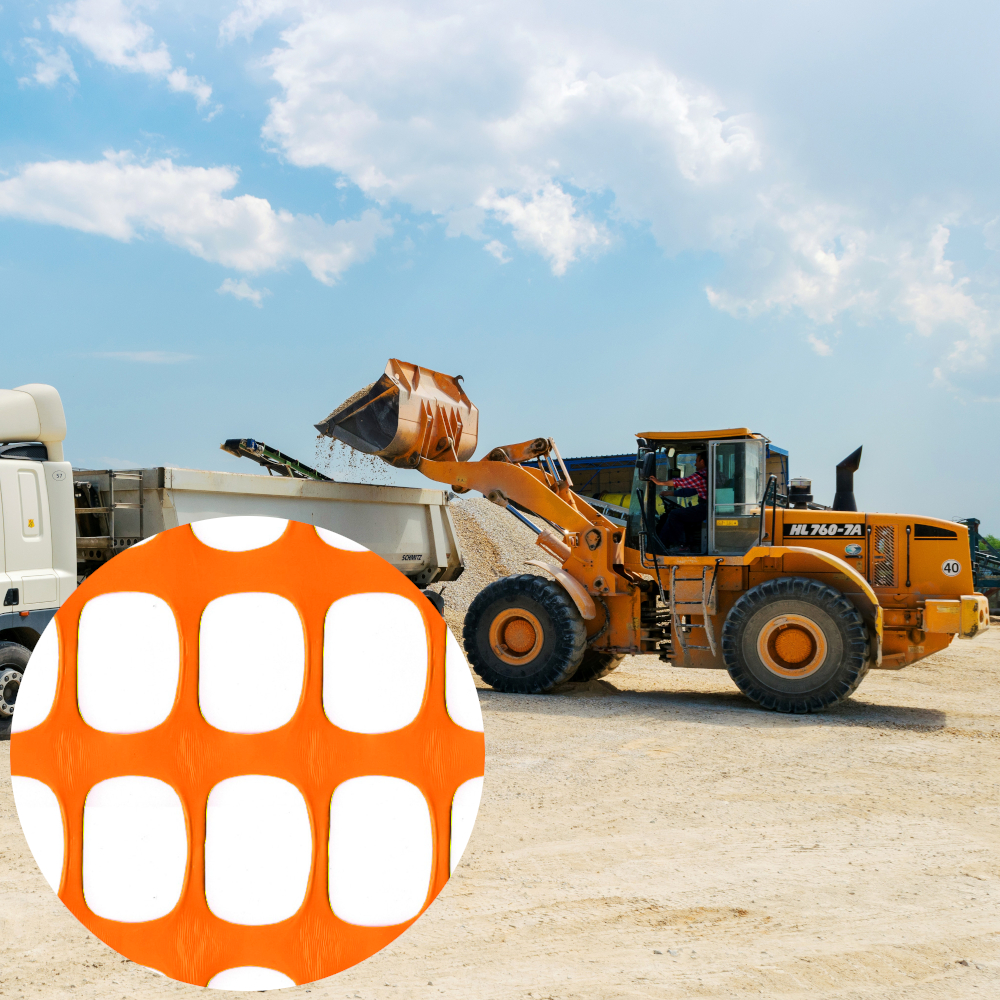 HEAVY PLUS Baustellenzaun aus Kunststoff, 280/m², 1m x 50m, orange Close Up von den Warnzaun-Maschen, im Hintergrund die Baustelle