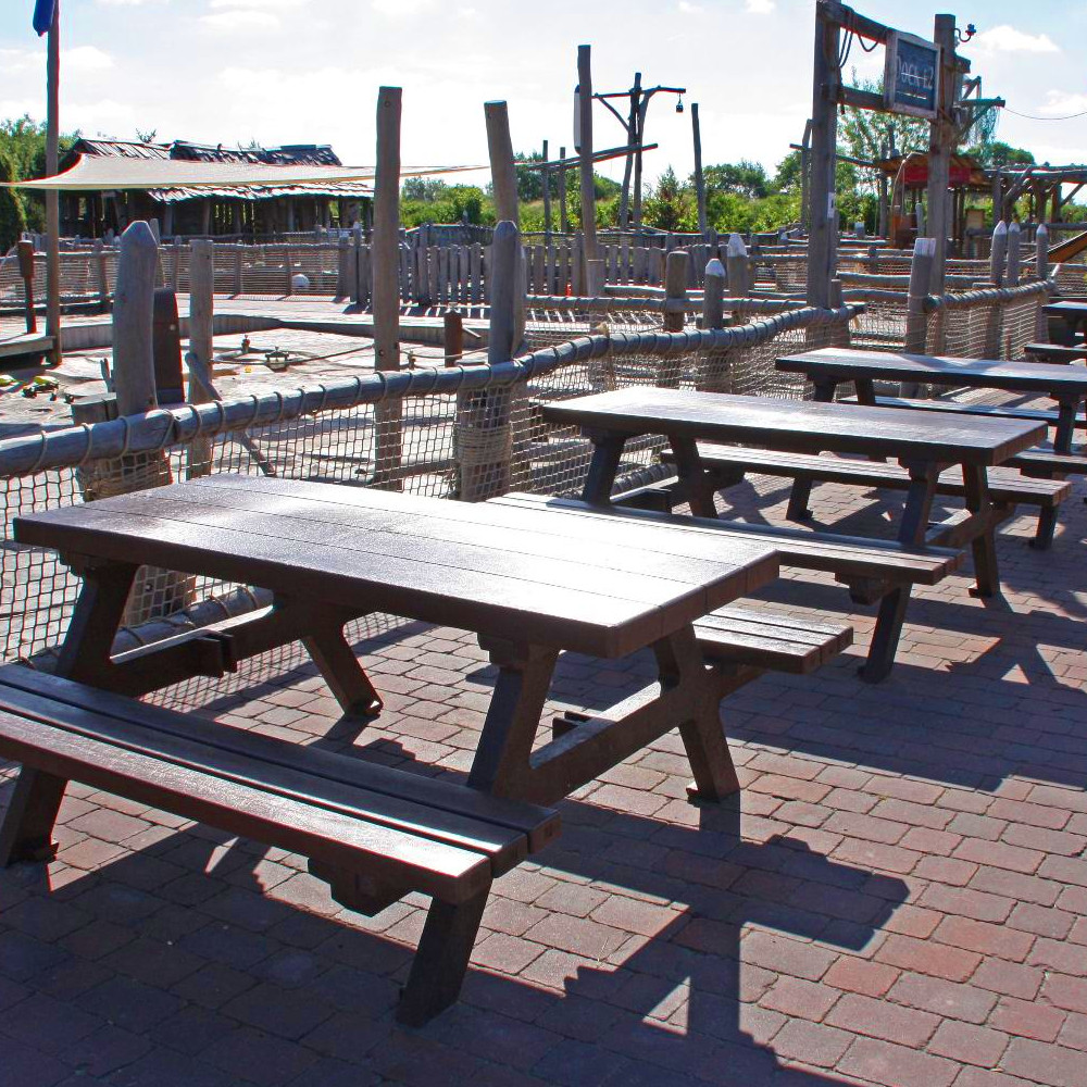 Sitzgruppen Isola vor Holzspielplatz