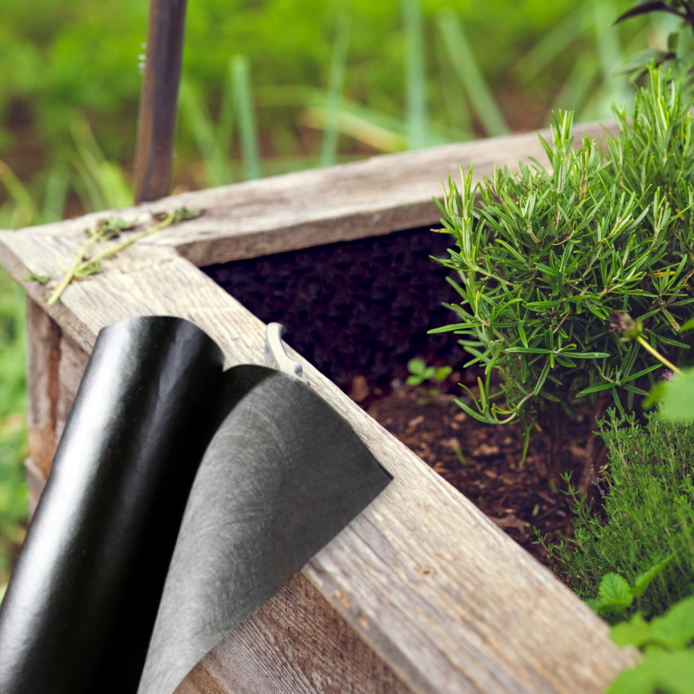 Hochbeetvliesfolie vor dem Hochbeet