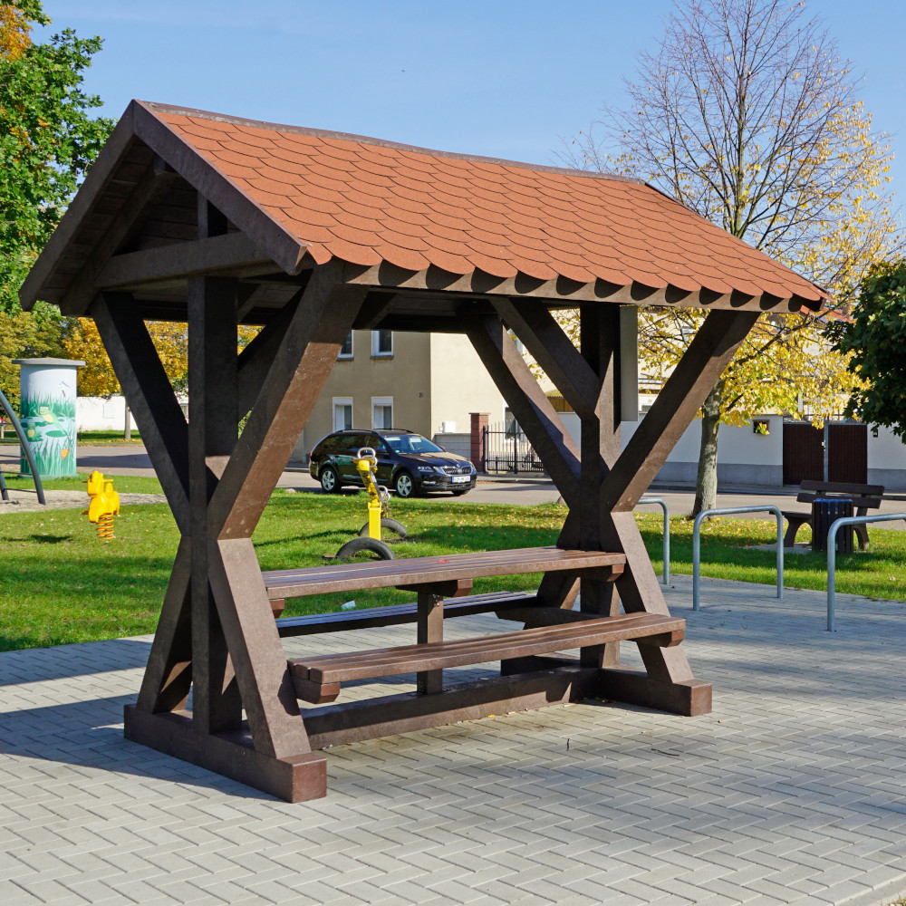 Waldschnänke auf Dorfplatz