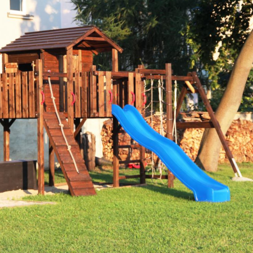 Spielplatz mit Fallschutzmatte geschützt