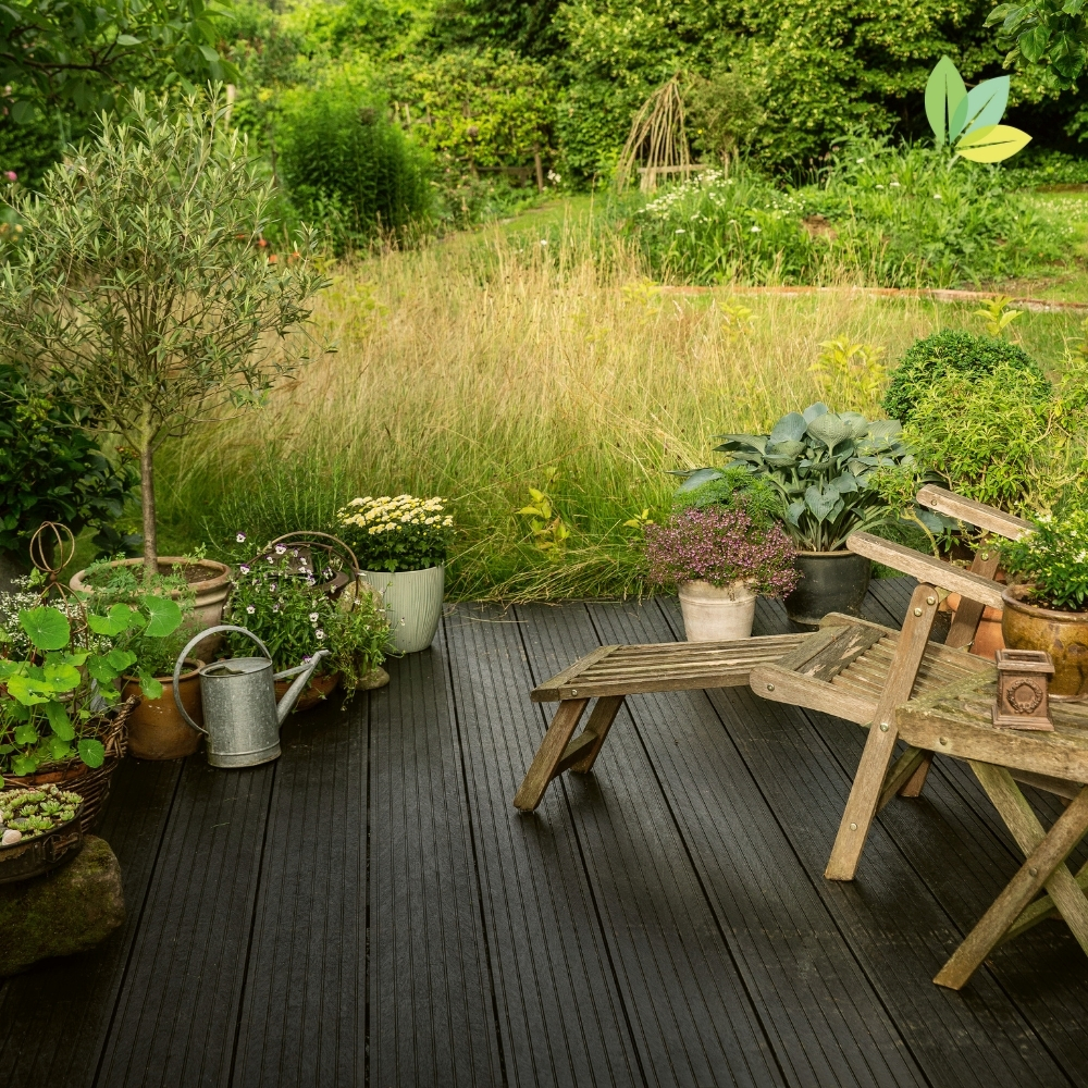Terrasse mit Dielen schwarz aus Recycling Kunststoff