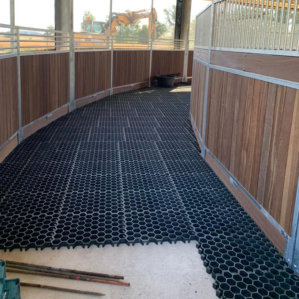 Boden von Auslaufflächen schützen und stabilisieren