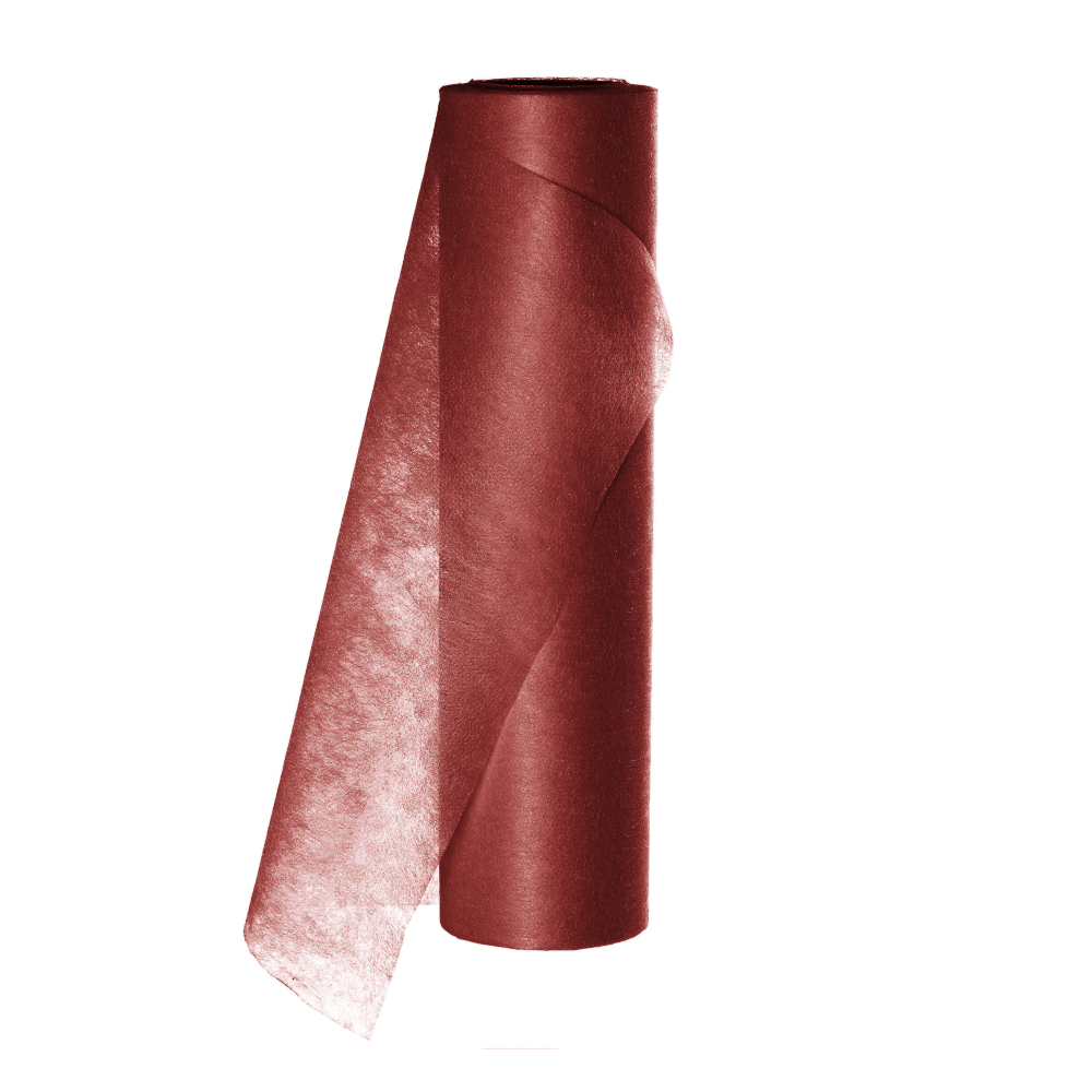 rotes Vlies auf Rolle auf weißem Hintergrund
