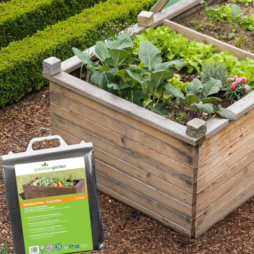 Hochbeet mit Gemüse, davor Verpackung des Hochbeetvlieses