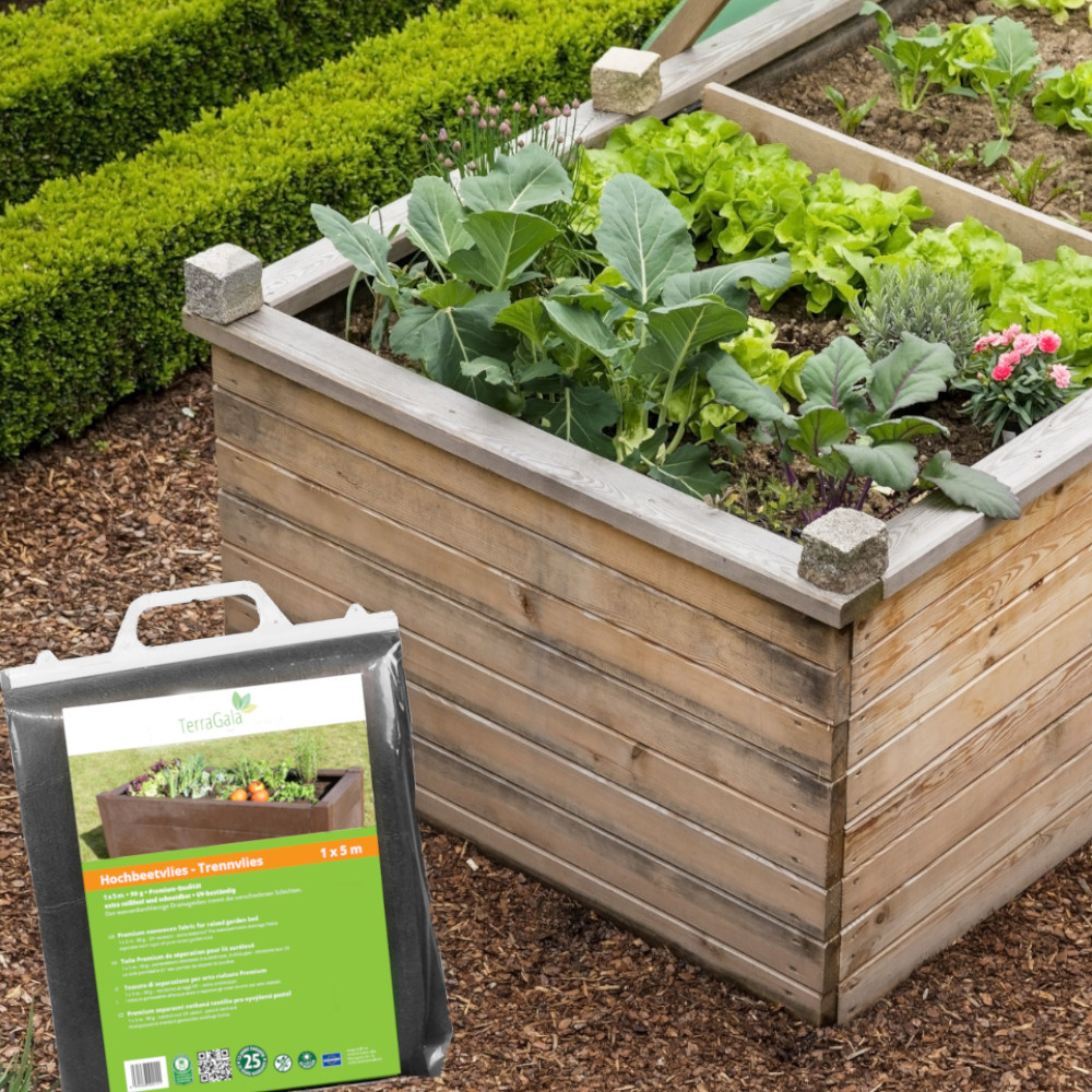 Hochbeet mit Gemüse, davor Verpackung des Hochbeetvlieses