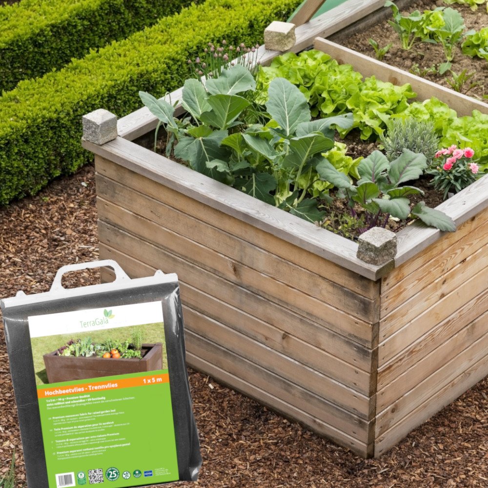 Hochbeet mit Gemüse, davor Verpackung des Hochbeetvlieses