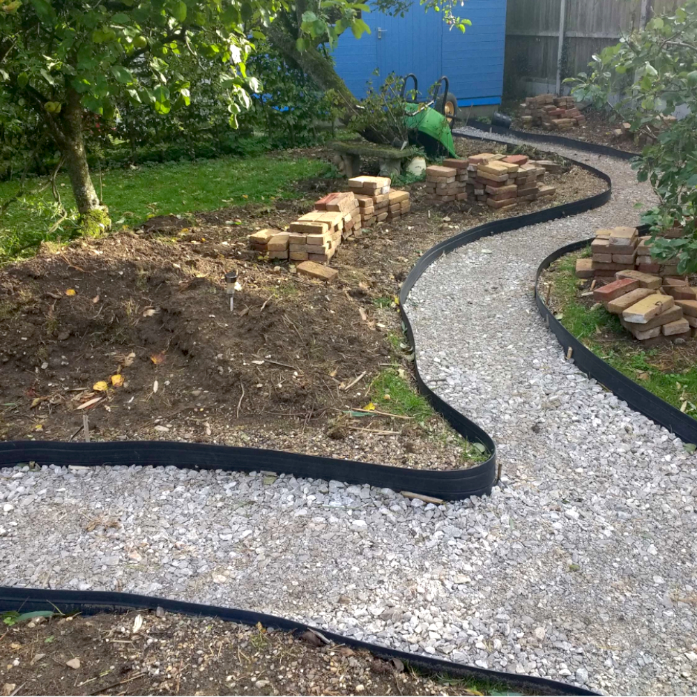 Wurzelsperre als Rasenkante eingesetzt